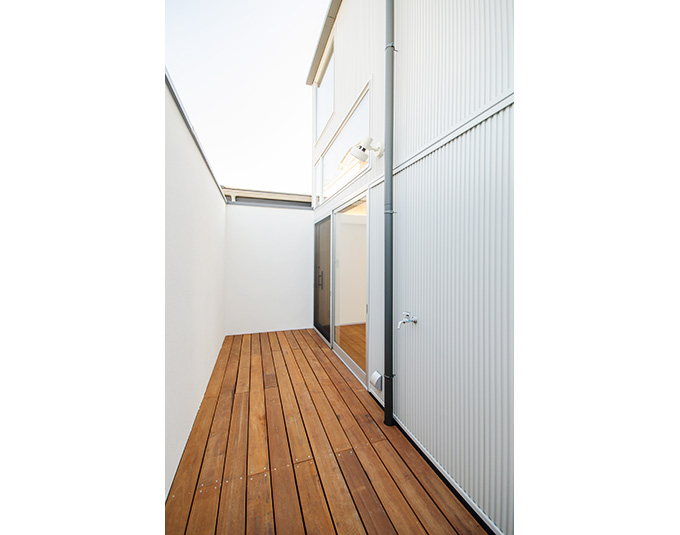 開放的なウッドデッキ