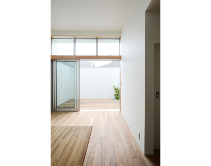 天井まで続く窓から中庭をのぞむ