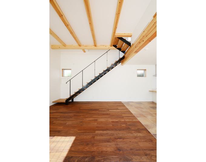 ブラックの階段手すりでモダンな印象に