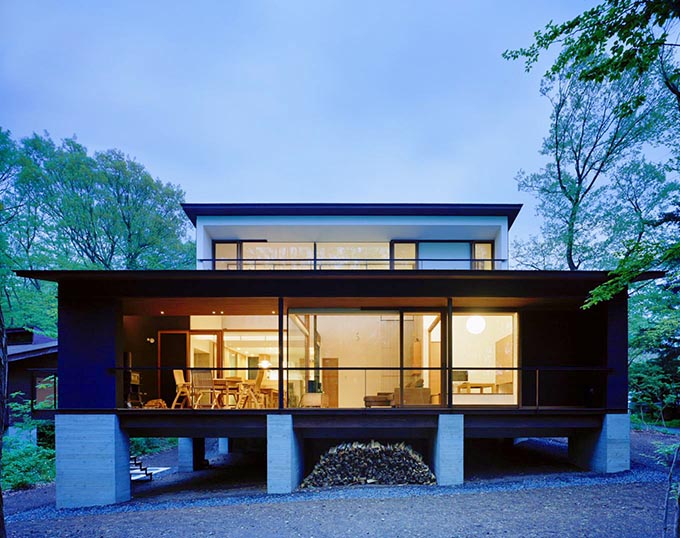 傾斜に建てられた家