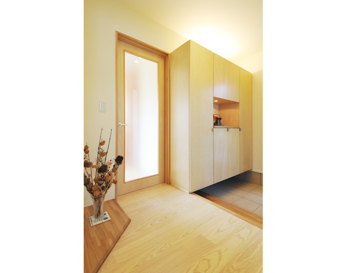 大容量の棚を設置した玄関ホール