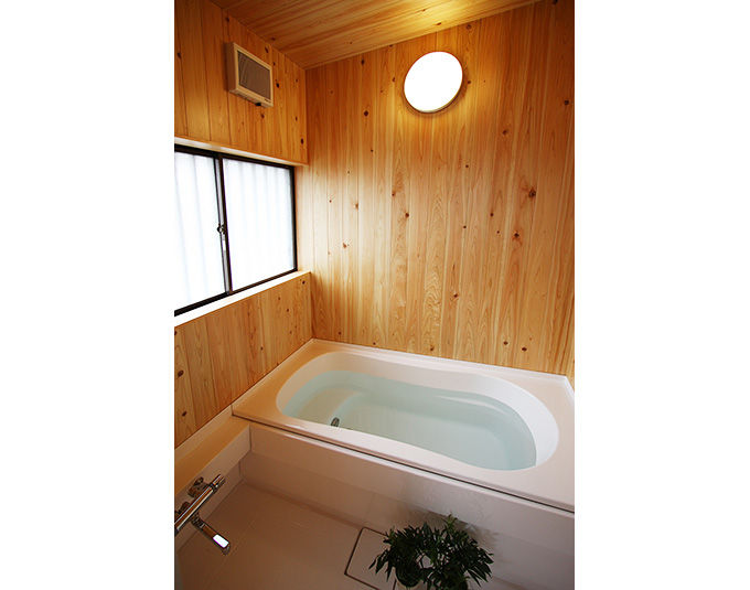 ハーフユニット上部ヒノキ貼の浴室（リフォーム）