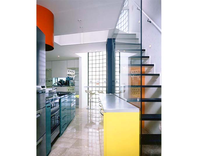 階段はキッチンの後ろを通って：人の気配