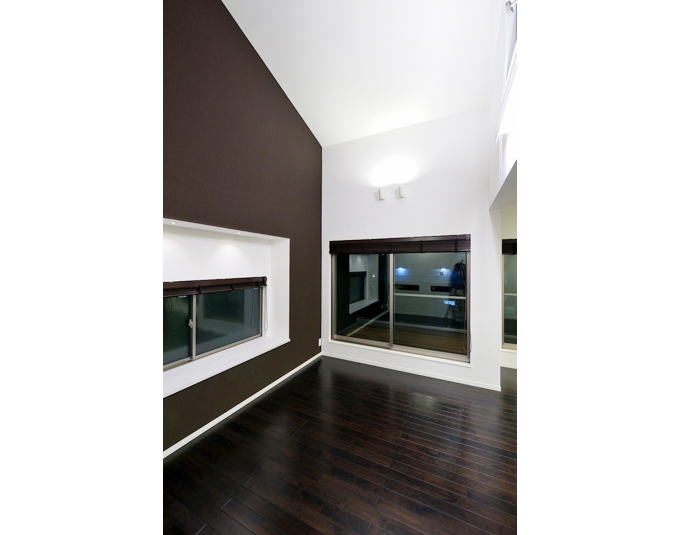 壁面の間接照明で明るさを確保