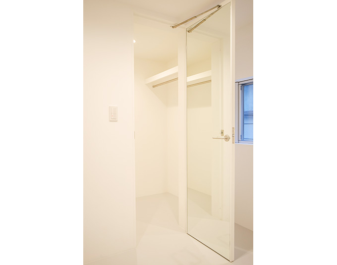 部屋と一体感のある白いクローゼット