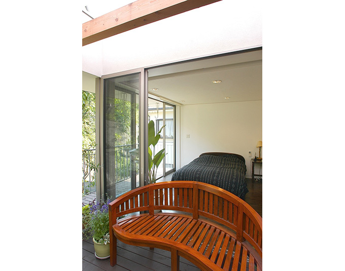 中庭によって、仕切られたり、つなげられたりする個室