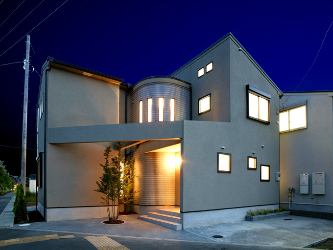 灯台の光のように暖かく家主を迎える夜の外観