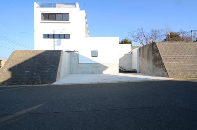 前面道路から見た外観