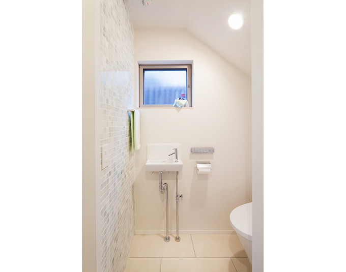 タイル張りがモダンなトイレ