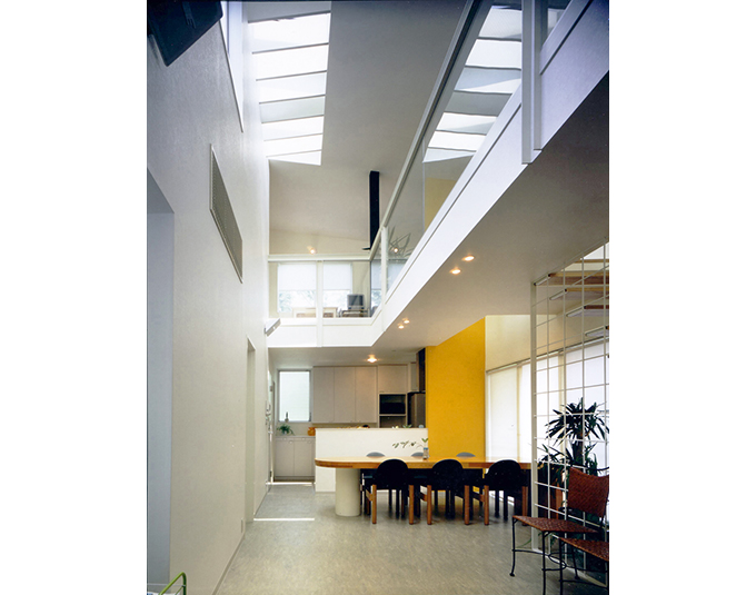 南側が崖上に2階家、ならば上から光を