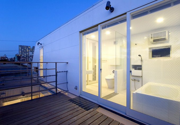 ガラス張りの開放的な浴室・トイレ