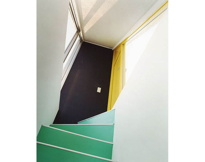 屋上へのカラフルな階段