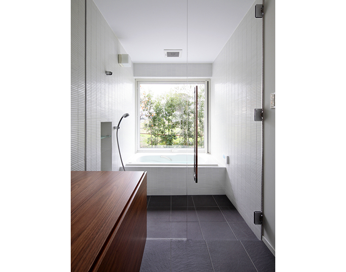 自然光を取り込むバスルーム