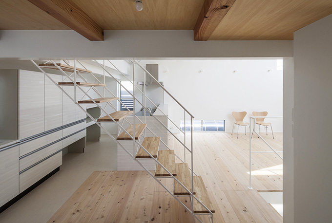 ダイニングスペースとキッチンを緩やかに分ける階段