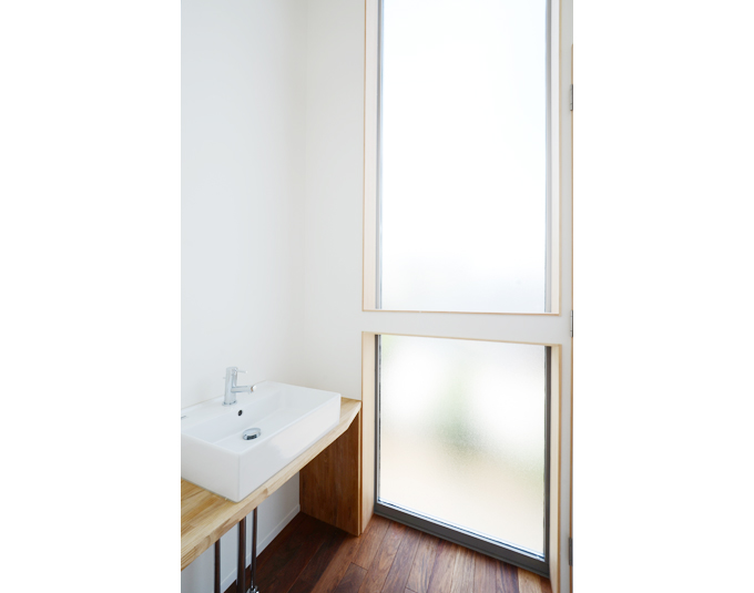 サイドの窓からの光で明るい洗面所