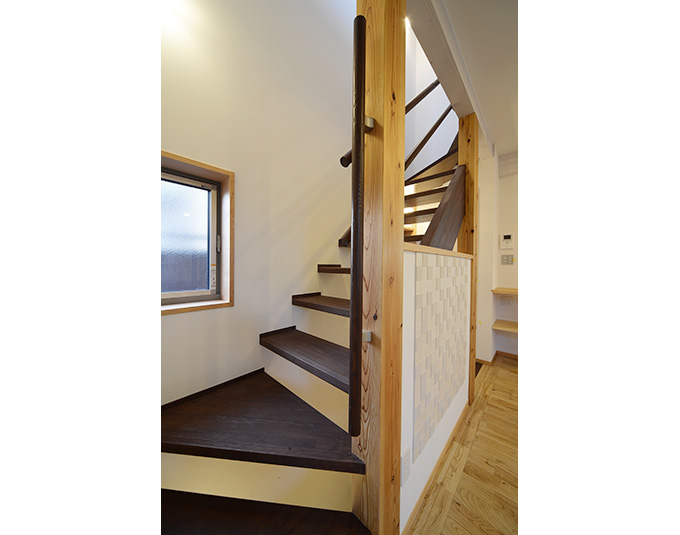 コンパクトで開放的な階段スペース