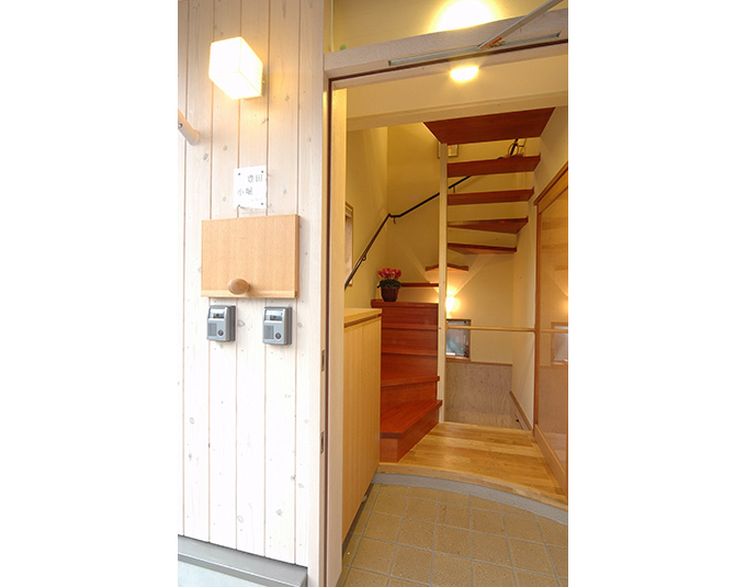 広くはないけれど狭さを感じさせない玄関と階段室