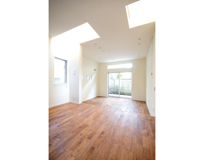 天井からの採光を取り入れたリビング