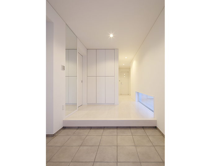 白を基調とした玄関