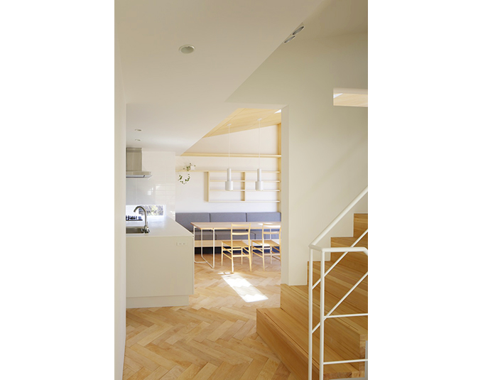 廊下からダイニングを見る