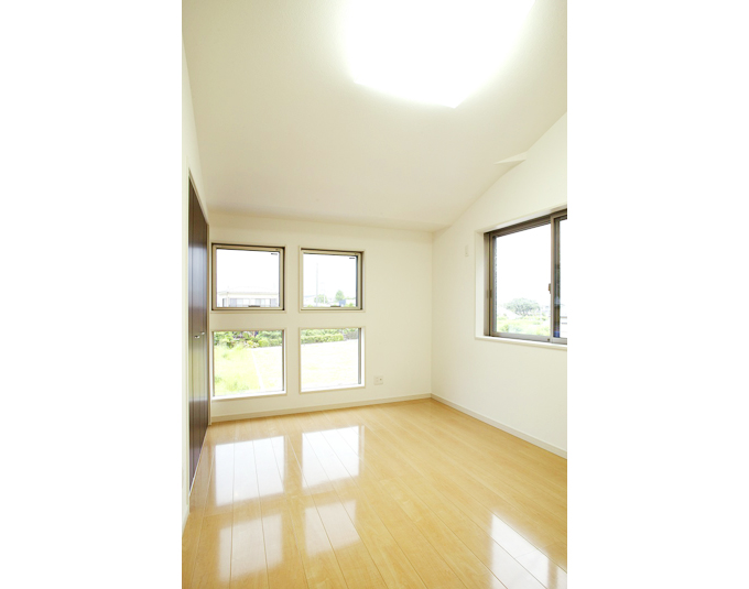 複数の窓から自然光を取り入れたリビング