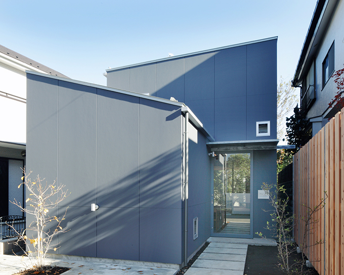 平屋と２階建てのシンプルな濃いグレーの外観