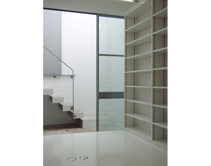 すっきりシンプルなデザインの大容量壁面収納