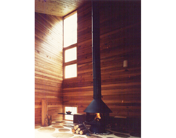 薪の燃える炎、はぜる音が人をひきつけます