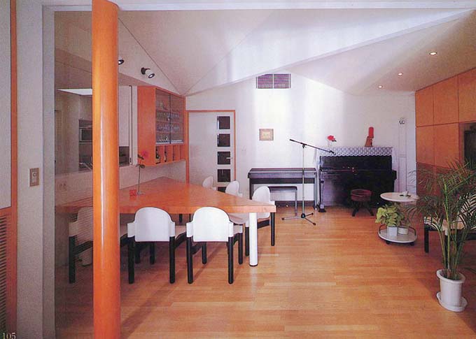 三角形の複合の天井にトップライトの光が