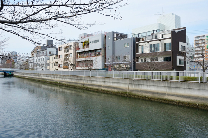 川のそばに佇む外観