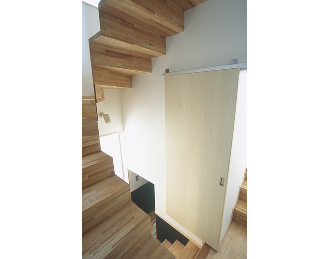 壁からの薄い持ち出し階段