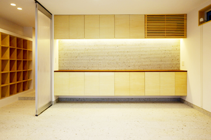 大谷石のリブ加工した壁に間接照明をあてた応接室