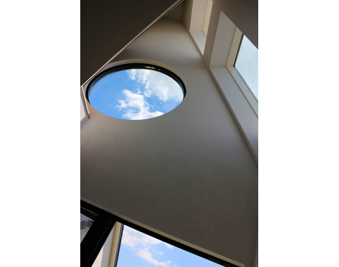 丸い窓からのぞく青空