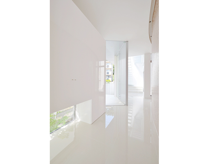 F邸　明るい玄関ホール