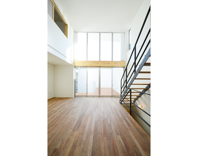 空と繋がる壁一面の窓