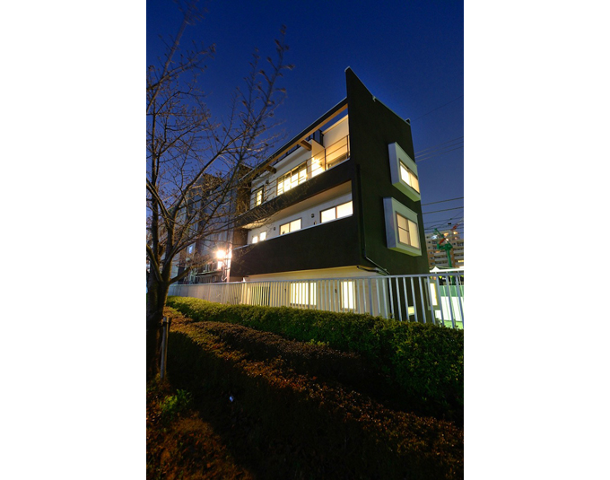夜の静寂の中で浮かび上がる外観