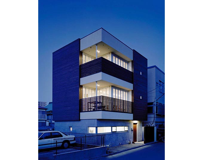 リビングの明かりが照らす夕景外観