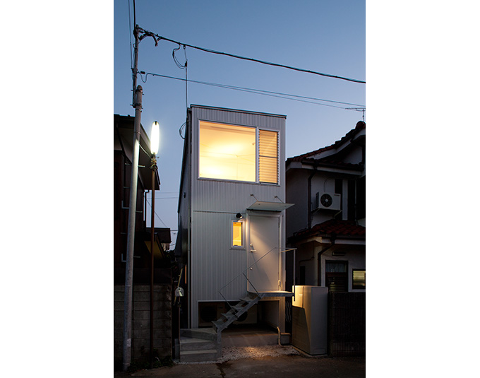 やわらかいオレンジの光が似合う外観