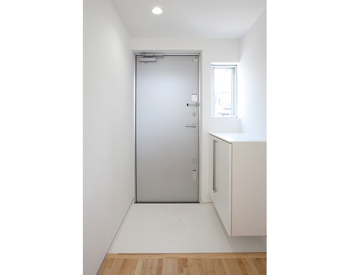 明るい光の差し込むスタイリッシュな玄関