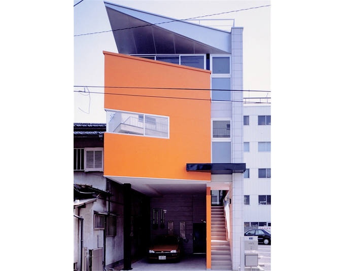 3階建て住宅のガレージ