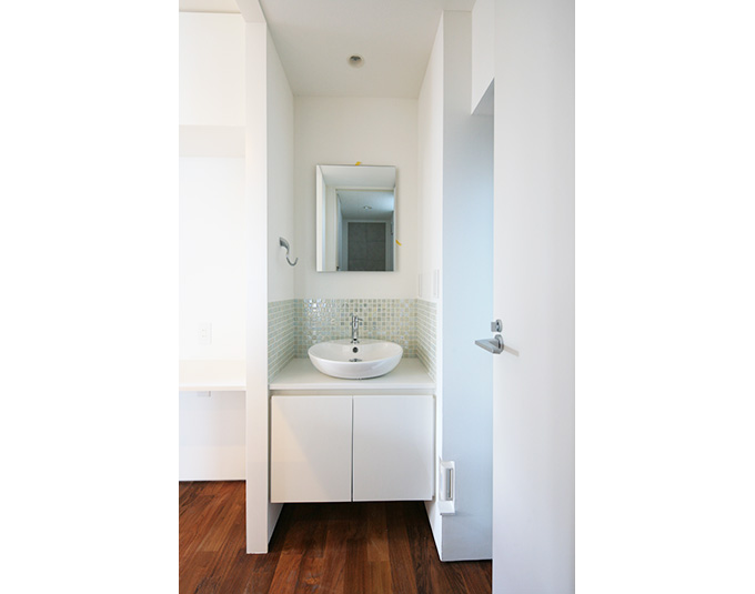 人工大理石を使用した洗面台収納