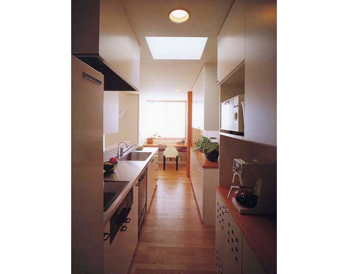 キッチン脇にはホビー用のワークデスク