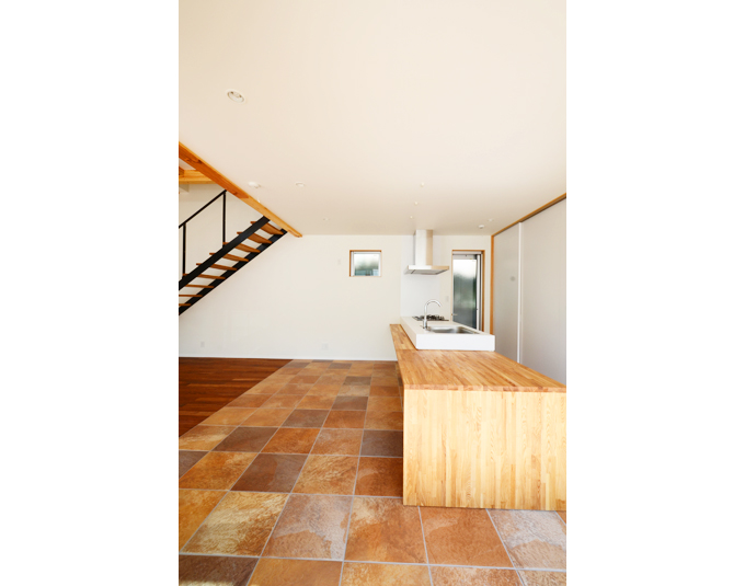 キッチンスペースは床材を変えて別空間を演出