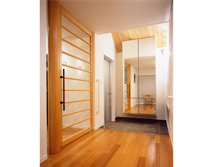 玄関はミラー収納が来客を迎えます。