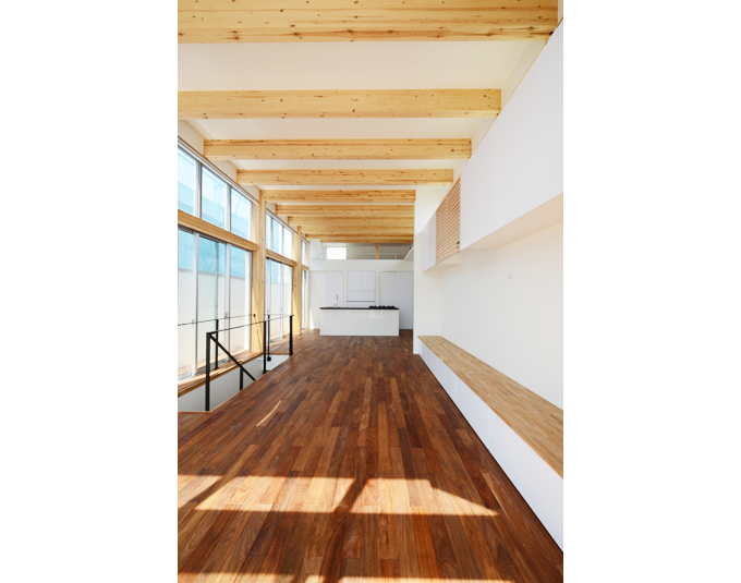 無垢フローリングと梁のハーモニー