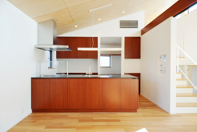 リビングスペースとつながるキッチンカウンター