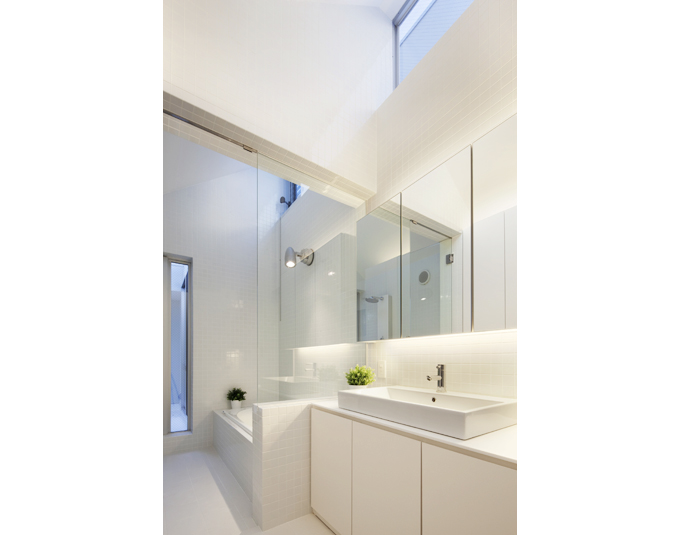 ガラス戸を使った2階の浴室洗面