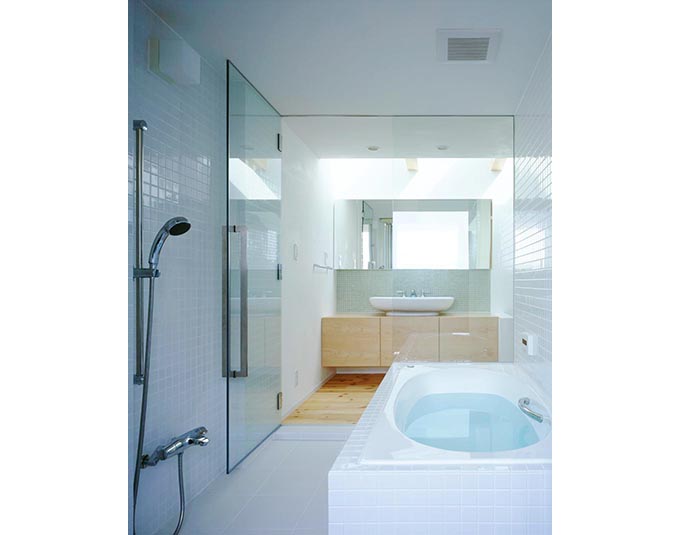 ガラス扉で広く感じる浴室