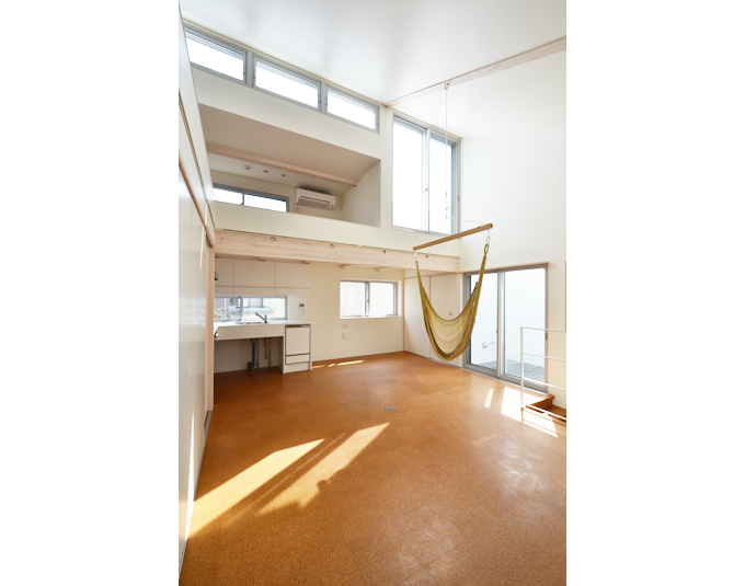 ハイサイドライトで自然光が降り注ぐ