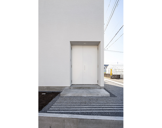 箱を押し込んだようなエントランス